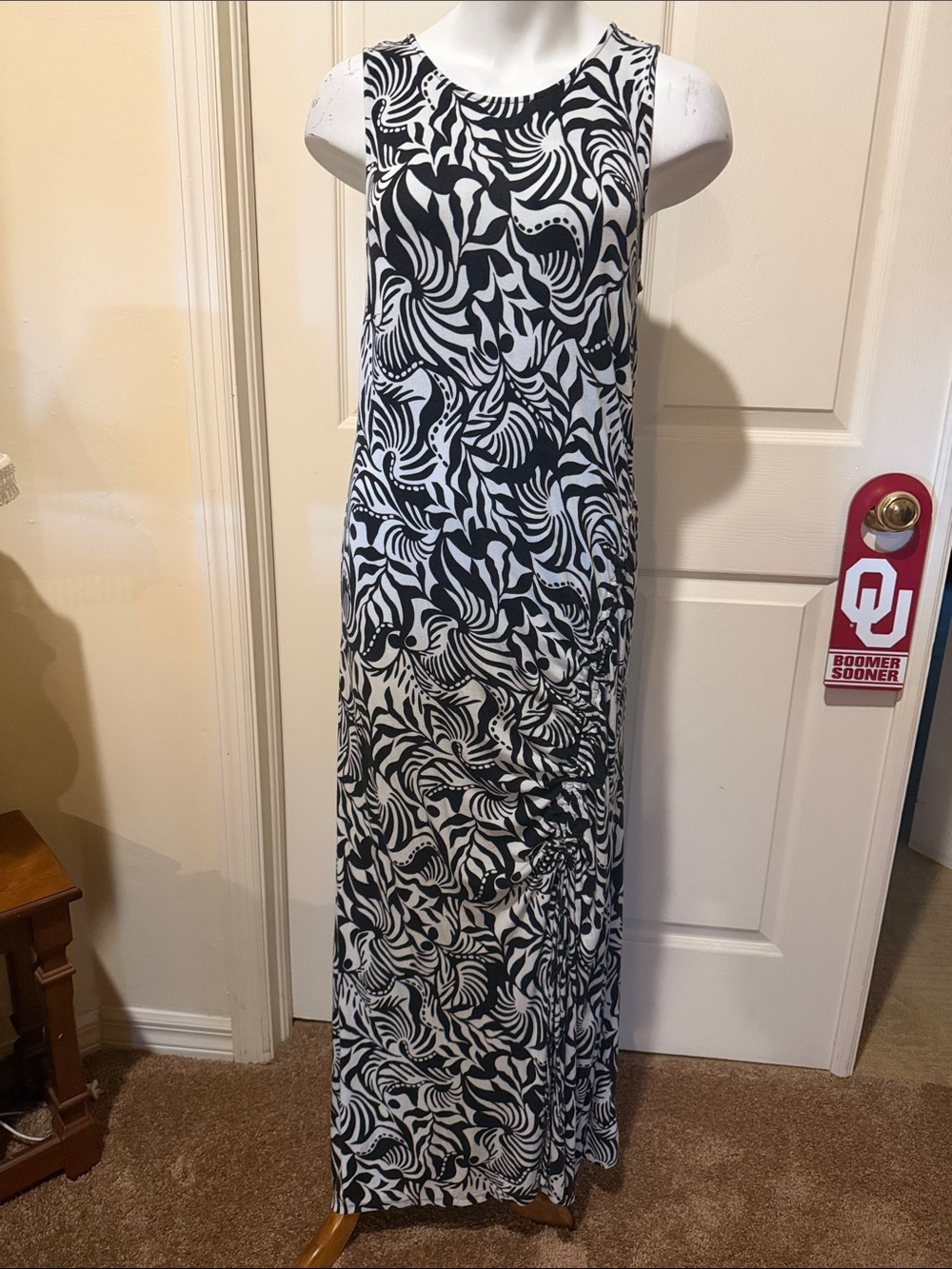 LOFT Black and White Sleeveless Maxi Dress. Floral. Ruched front slit. Size 14